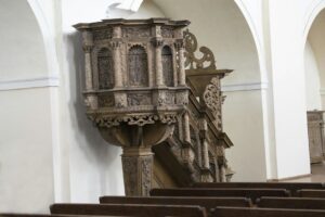 Aufwendig geschnitzte barocke Kanzel in einer hellen Kirche